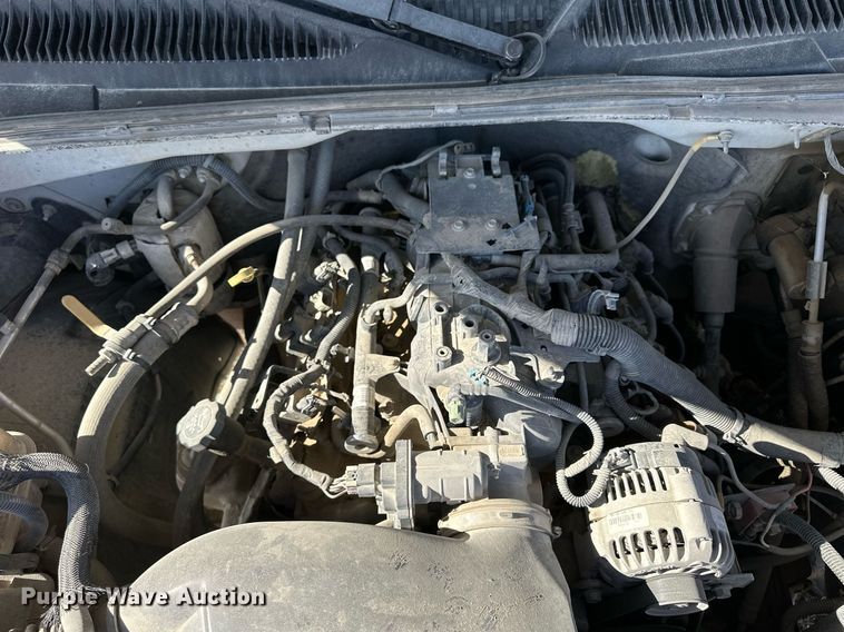 image for item OK9176 2003 Chevrolet Silverado 2500HD  flatbed pickup truck