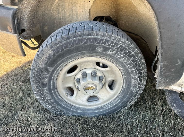 image for item OK9176 2003 Chevrolet Silverado 2500HD  flatbed pickup truck