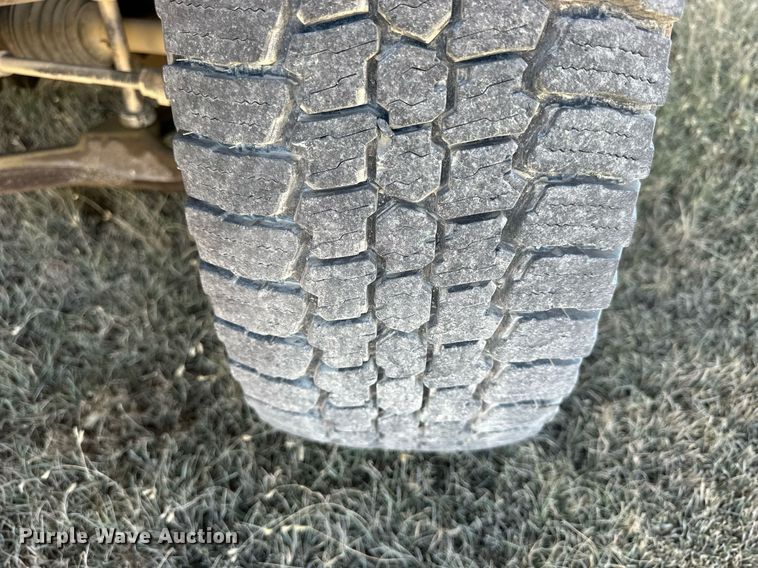 image for item OK9176 2003 Chevrolet Silverado 2500HD  flatbed pickup truck