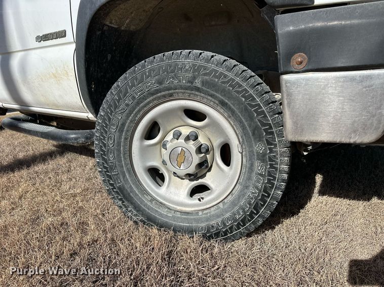 image for item OK9176 2003 Chevrolet Silverado 2500HD  flatbed pickup truck