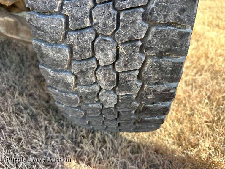 image for item OK9176 2003 Chevrolet Silverado 2500HD  flatbed pickup truck