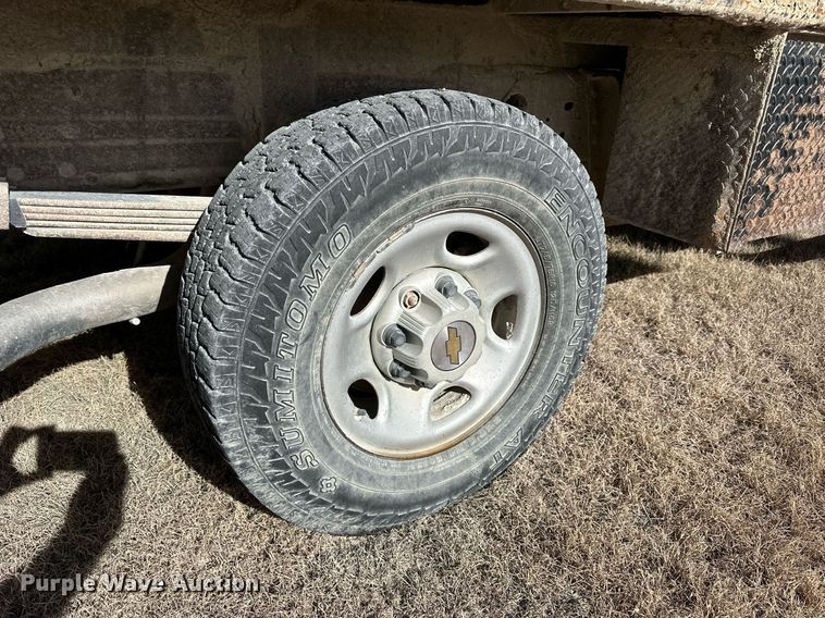 image for item OK9176 2003 Chevrolet Silverado 2500HD  flatbed pickup truck