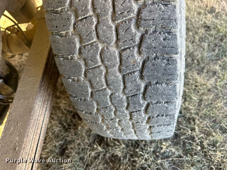 image for item OK9176 2003 Chevrolet Silverado 2500HD  flatbed pickup truck