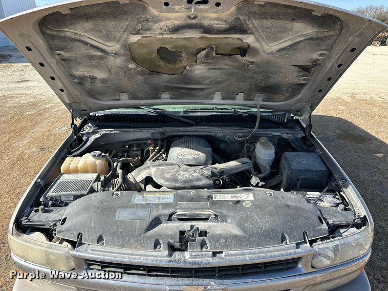 image for item OK9177 2004 Chevrolet Suburban  SUV