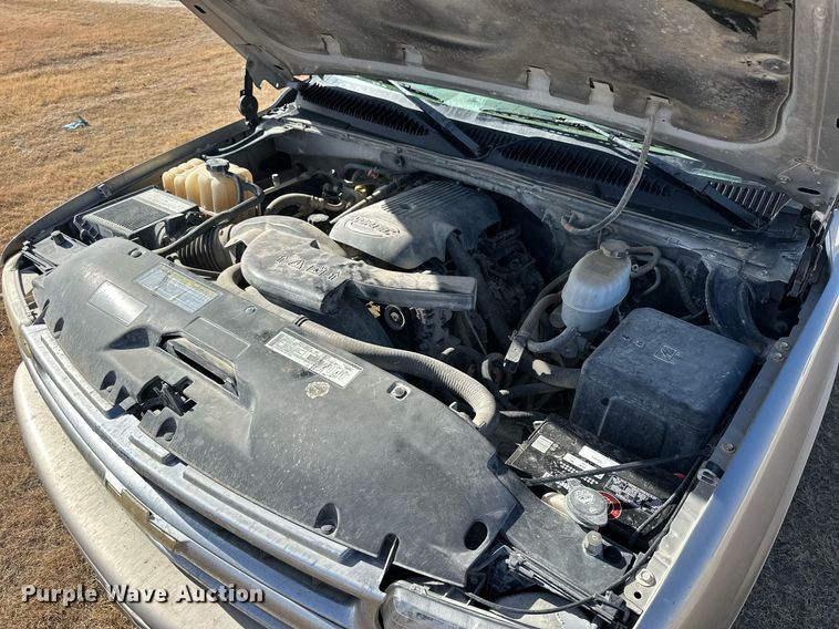 image for item OK9177 2004 Chevrolet Suburban  SUV