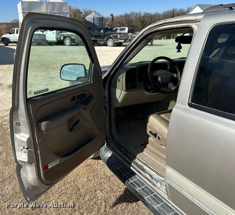 image for item OK9177 2004 Chevrolet Suburban  SUV