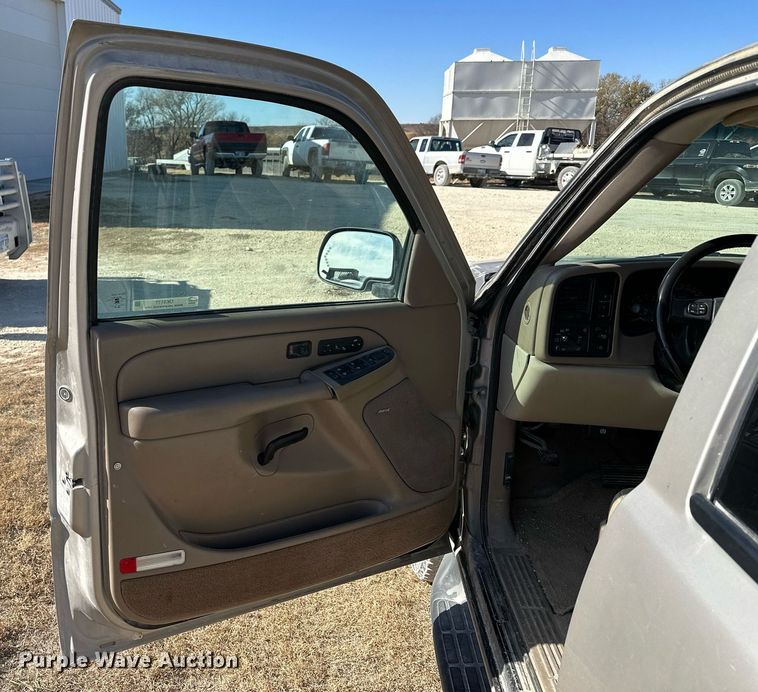 image for item OK9177 2004 Chevrolet Suburban  SUV