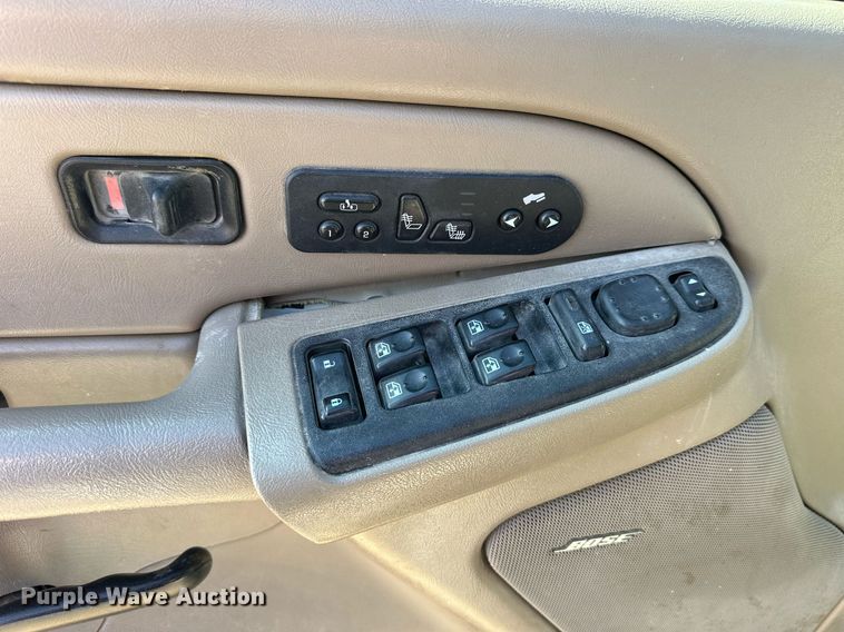 image for item OK9177 2004 Chevrolet Suburban  SUV