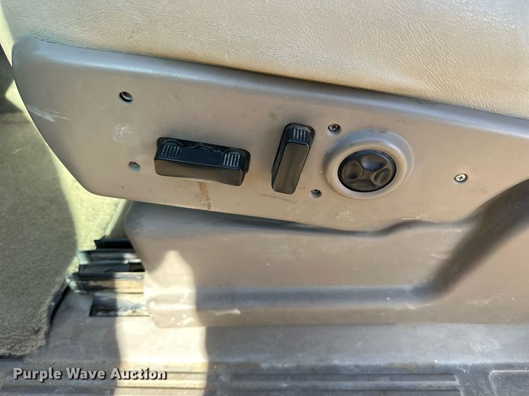 image for item OK9177 2004 Chevrolet Suburban  SUV