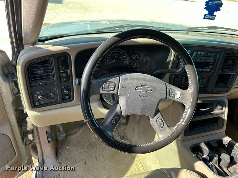 image for item OK9177 2004 Chevrolet Suburban  SUV