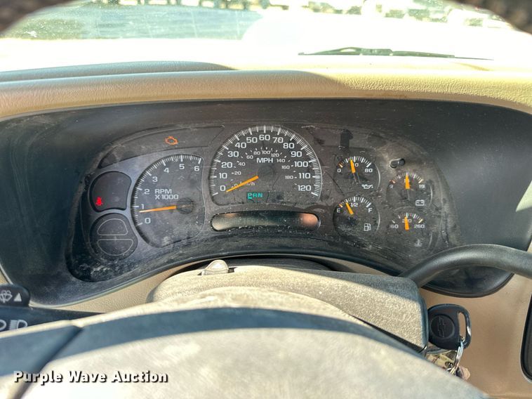 image for item OK9177 2004 Chevrolet Suburban  SUV