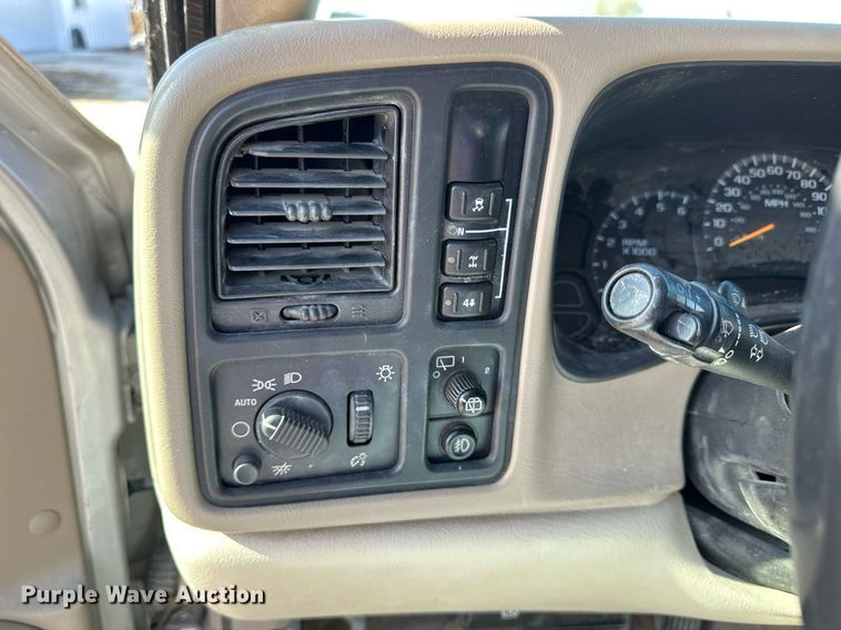 image for item OK9177 2004 Chevrolet Suburban  SUV