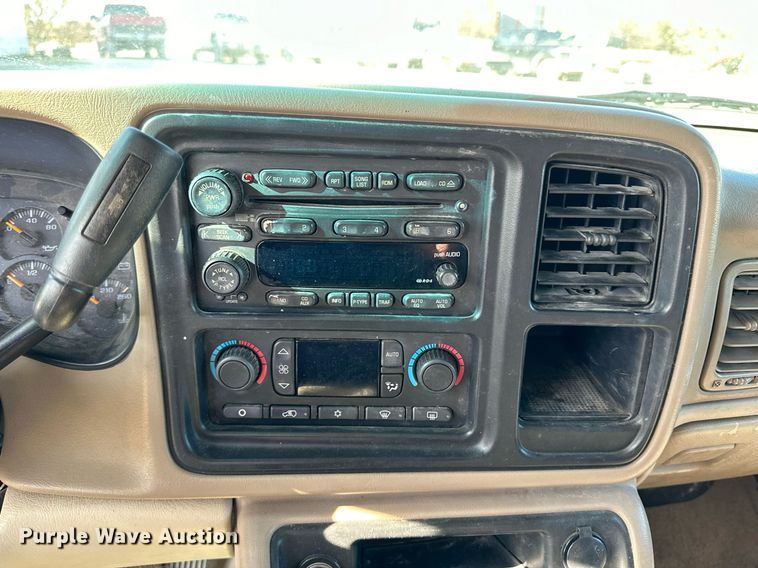 image for item OK9177 2004 Chevrolet Suburban  SUV