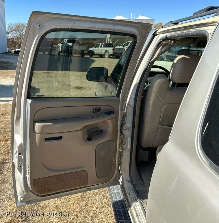 image for item OK9177 2004 Chevrolet Suburban  SUV