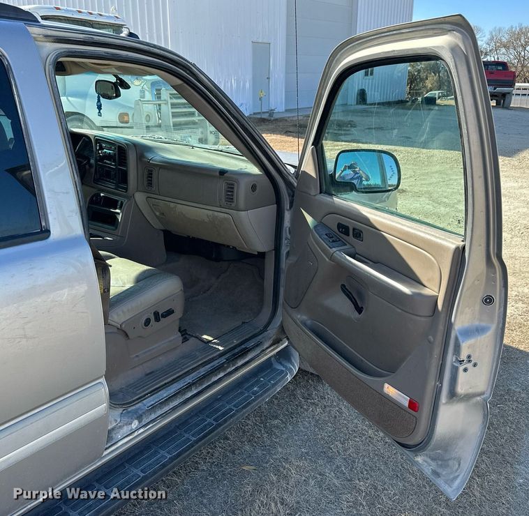 image for item OK9177 2004 Chevrolet Suburban  SUV