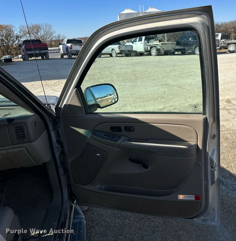 image for item OK9177 2004 Chevrolet Suburban  SUV