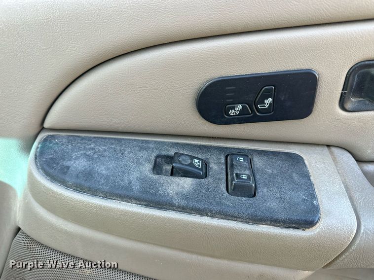 image for item OK9177 2004 Chevrolet Suburban  SUV