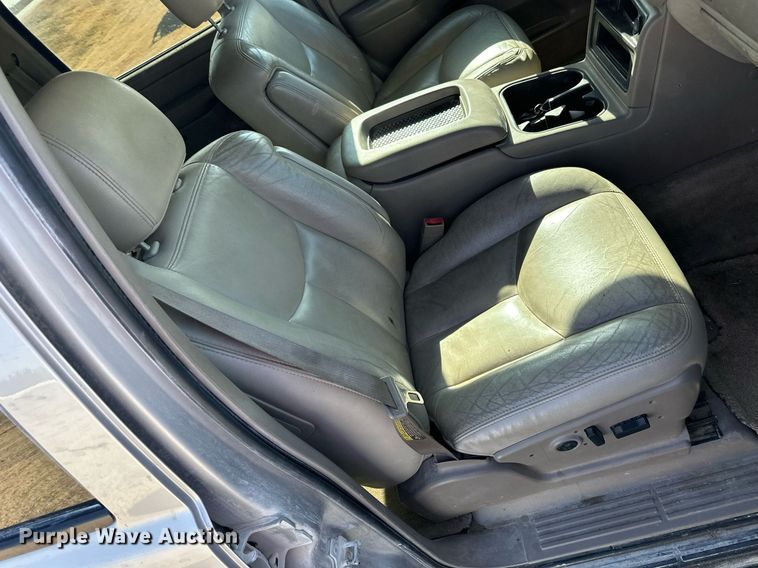 image for item OK9177 2004 Chevrolet Suburban  SUV