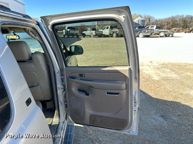 image for item OK9177 2004 Chevrolet Suburban  SUV