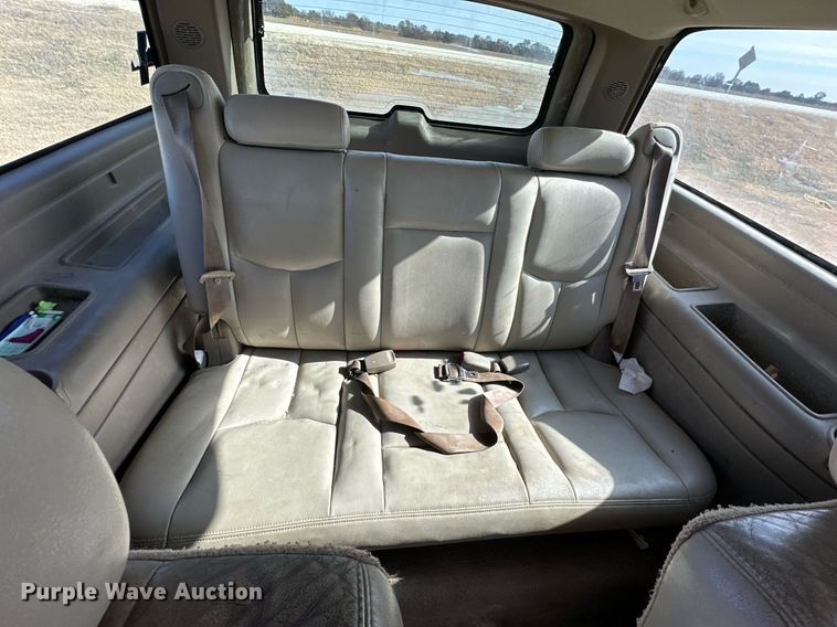 image for item OK9177 2004 Chevrolet Suburban  SUV