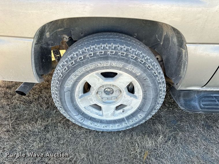 image for item OK9177 2004 Chevrolet Suburban  SUV