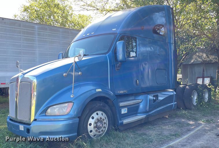 image for item DI5178 2012 Kenworth T700  semi truck