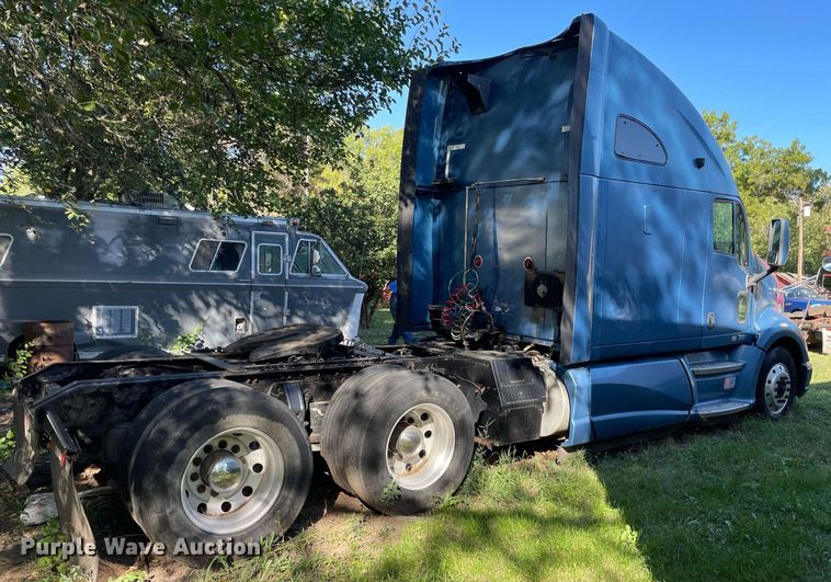 image for item DI5178 2012 Kenworth T700  semi truck
