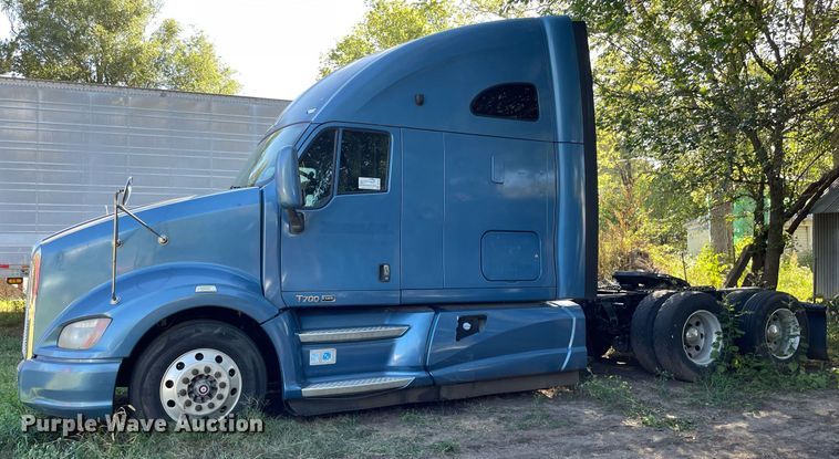 image for item DI5178 2012 Kenworth T700  semi truck