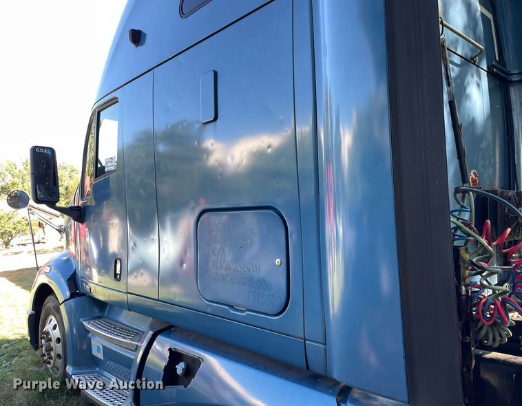 image for item DI5178 2012 Kenworth T700  semi truck