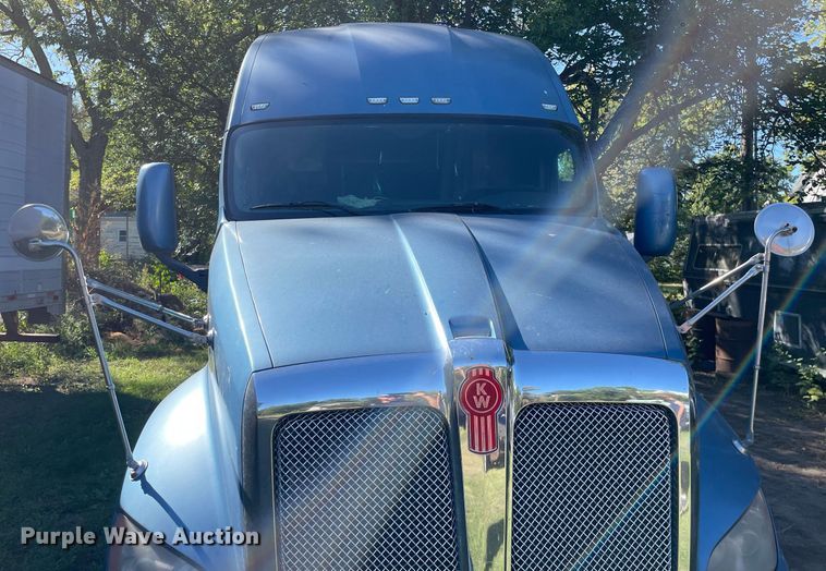 image for item DI5178 2012 Kenworth T700  semi truck