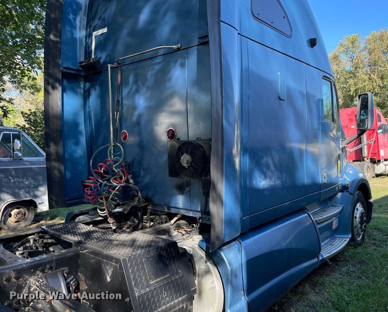 image for item DI5178 2012 Kenworth T700  semi truck