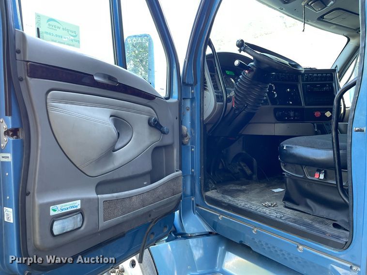 image for item DI5178 2012 Kenworth T700  semi truck