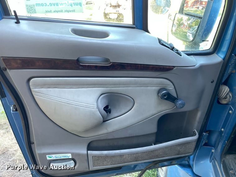 image for item DI5178 2012 Kenworth T700  semi truck