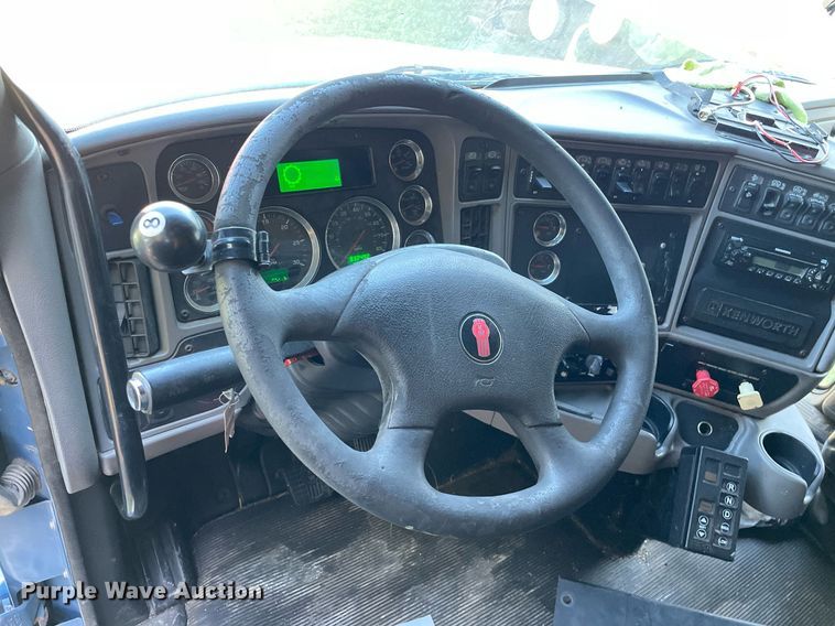 image for item DI5178 2012 Kenworth T700  semi truck