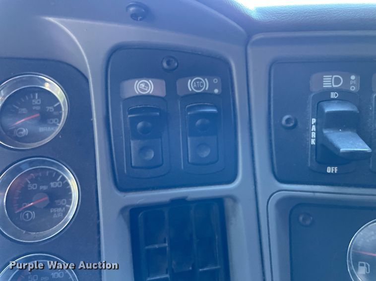 image for item DI5178 2012 Kenworth T700  semi truck