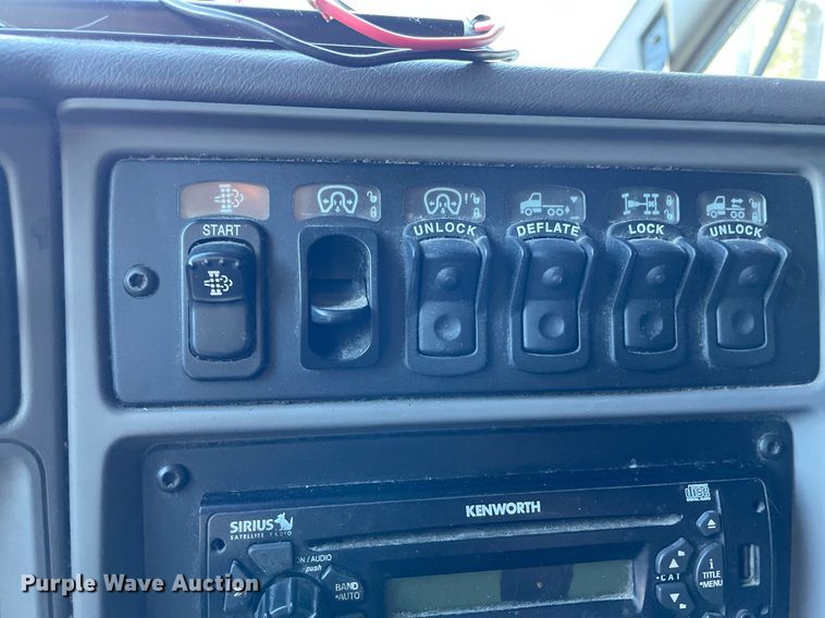 image for item DI5178 2012 Kenworth T700  semi truck