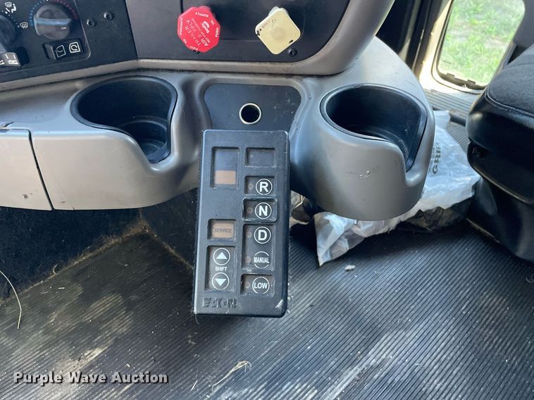 image for item DI5178 2012 Kenworth T700  semi truck