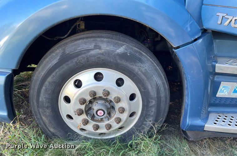 image for item DI5178 2012 Kenworth T700  semi truck