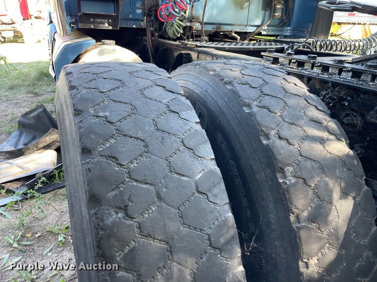 image for item DI5178 2012 Kenworth T700  semi truck