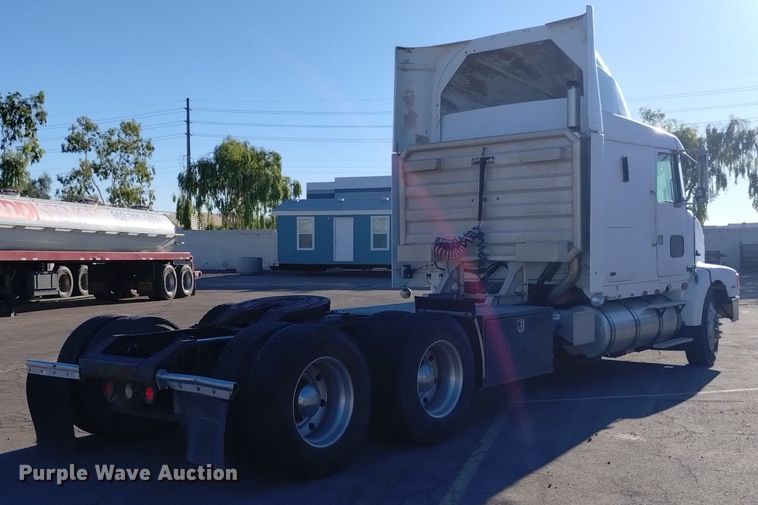 image for item DK8792 1996 Volvo  semi truck