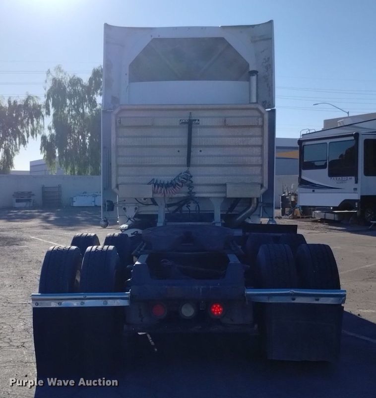 image for item DK8792 1996 Volvo  semi truck