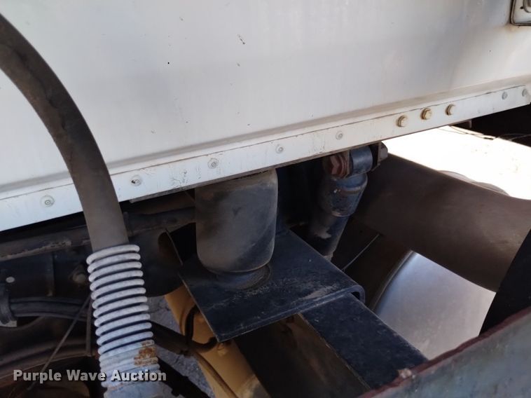 image for item DK8792 1996 Volvo  semi truck