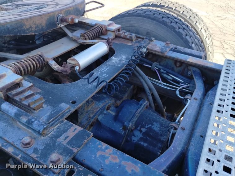 image for item DK8792 1996 Volvo  semi truck