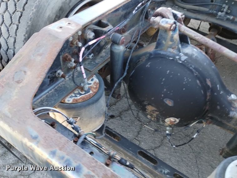 image for item DK8792 1996 Volvo  semi truck