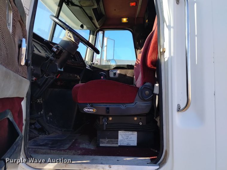 image for item DK8792 1996 Volvo  semi truck