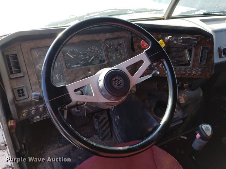 image for item DK8792 1996 Volvo  semi truck