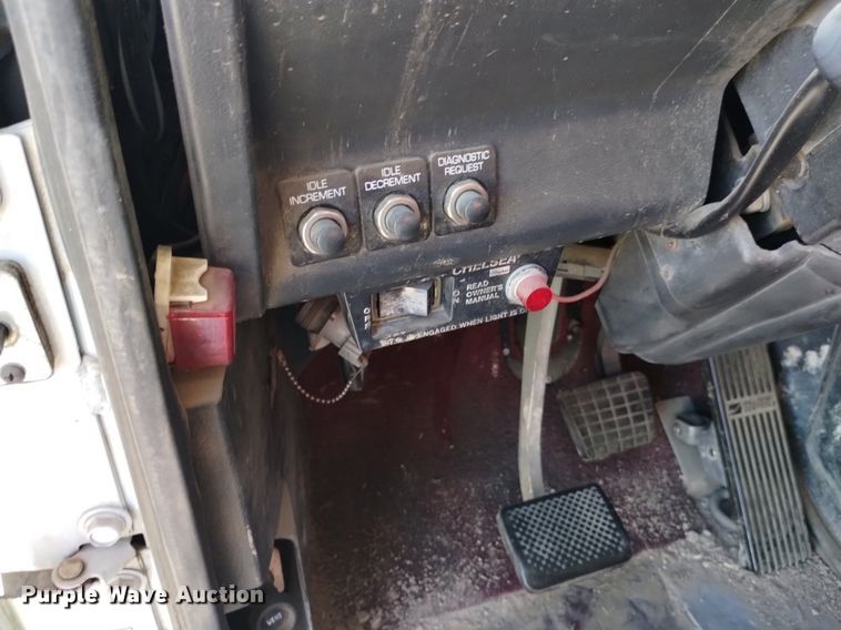 image for item DK8792 1996 Volvo  semi truck