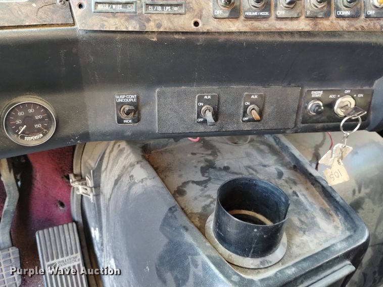 image for item DK8792 1996 Volvo  semi truck