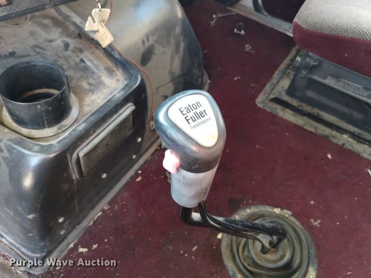 image for item DK8792 1996 Volvo  semi truck