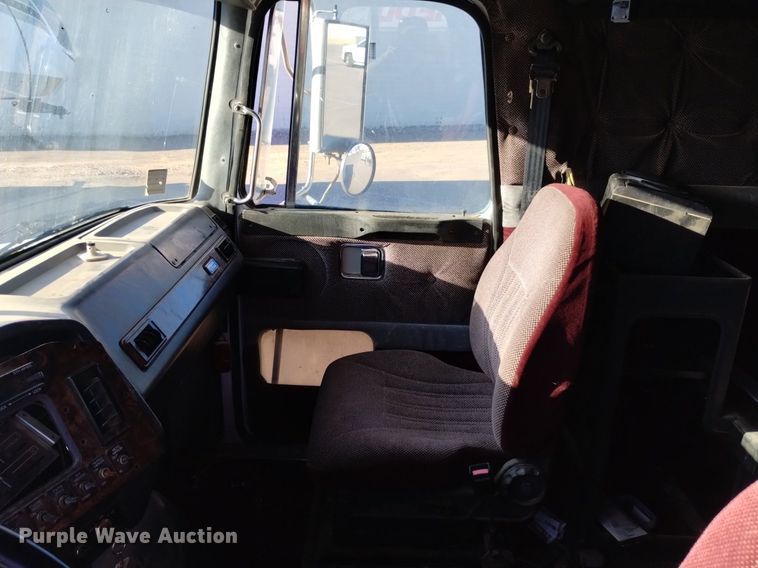 image for item DK8792 1996 Volvo  semi truck